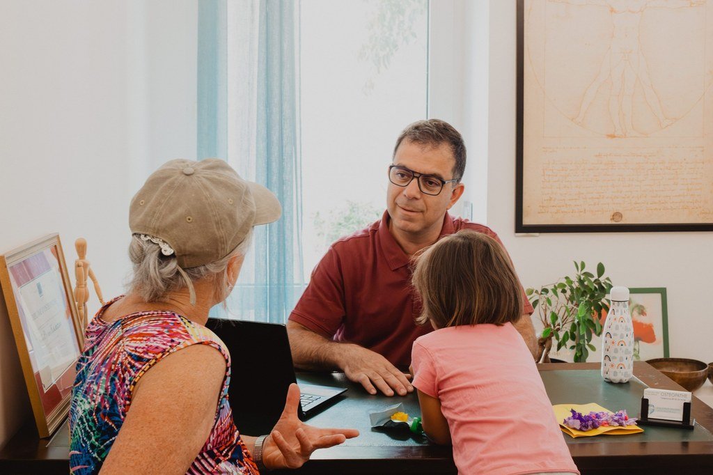 Temps d'échange au bureau avec une famille, cabinet d'ostéopathie de Pertuis