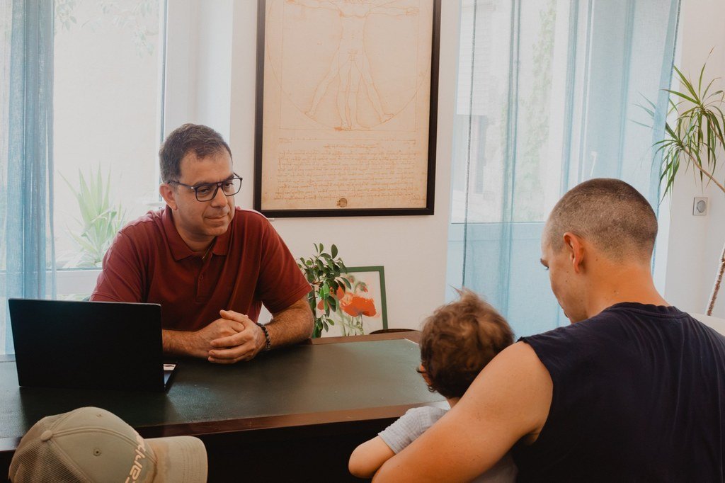 Consultation post-partum : un parent et son nourrisson au bureau de Philippe Kaladjian