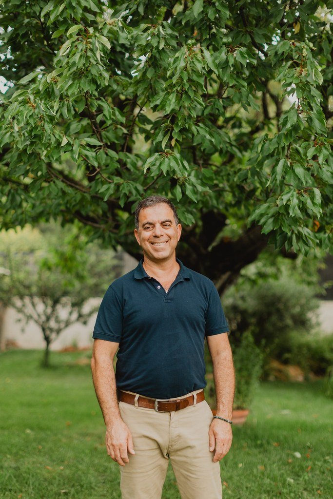 Philippe Kaladjian, ostéopathe D.O. à Pertuis, portrait en extérieur